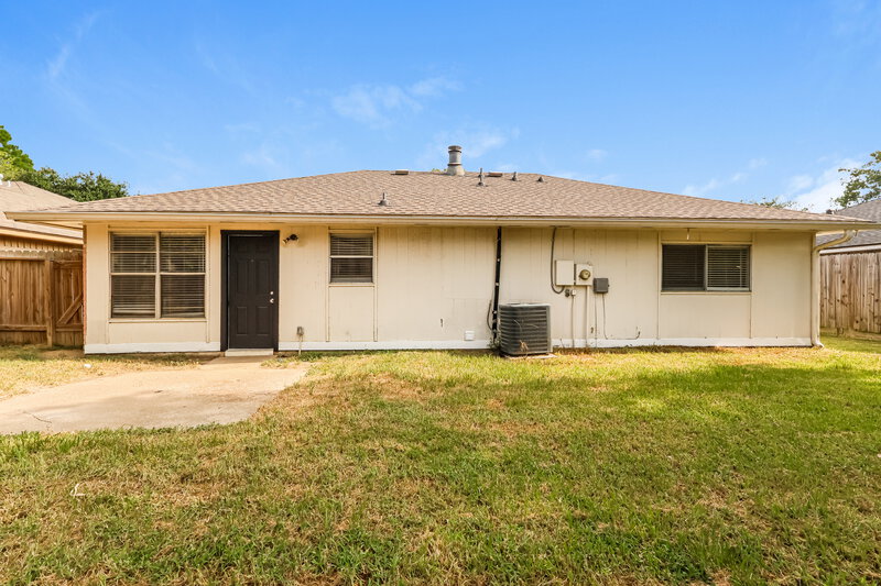 1,750/Mo, 8514 Forest Point Dr Humble, TX 77338 Rear View