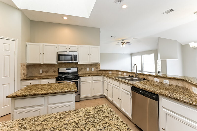 2,170/Mo, 4305 Kingfish Dr Seabrook, TX 77586 Kitchen View 2
