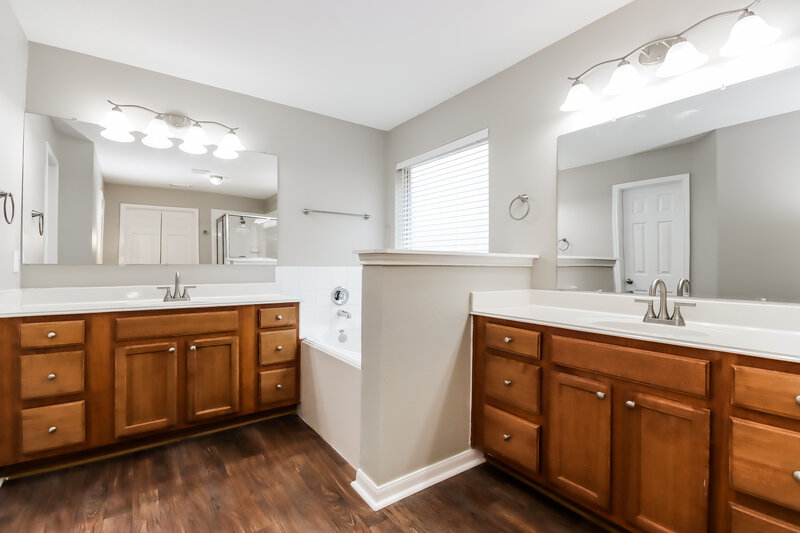 2,285/Mo, 727 Neap Ct Crosby, TX 77532 Main Bathroom View