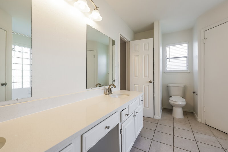 1,865/Mo, 8431 Pines Place Dr Humble, TX 77346 Main Bathroom View