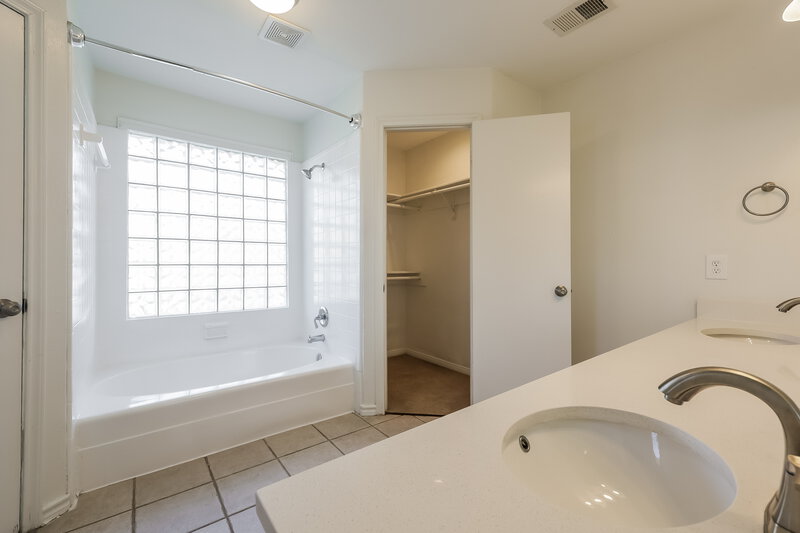 1,865/Mo, 8431 Pines Place Dr Humble, TX 77346 Main Bathroom View 2