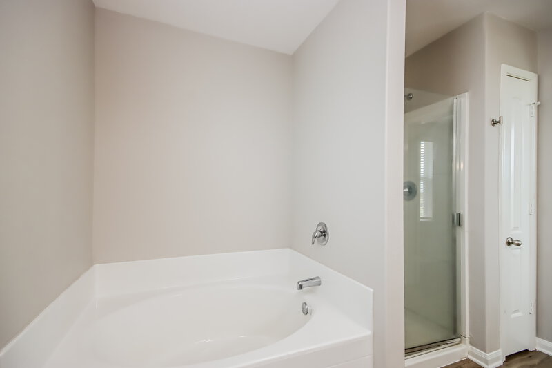 1,900/Mo, 10855 S Lake Mist Ln Willis, TX 77318 Main Bathroom View 2
