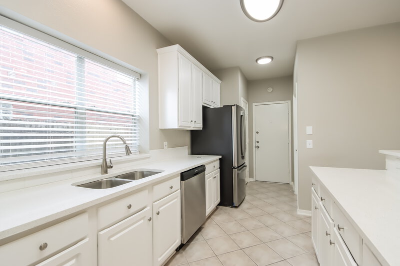 2,400/Mo, 9526 Bending Willow Ln Houston, TX 77064 Kitchen View
