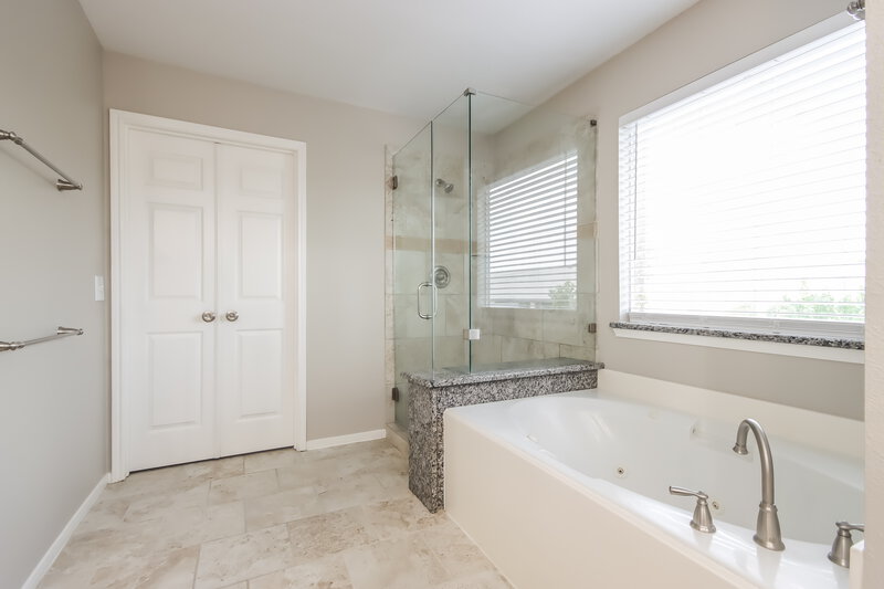 2,400/Mo, 9526 Bending Willow Ln Houston, TX 77064 Main Bathroom View