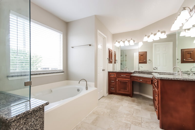 2,400/Mo, 9526 Bending Willow Ln Houston, TX 77064 Main Bathroom View 2