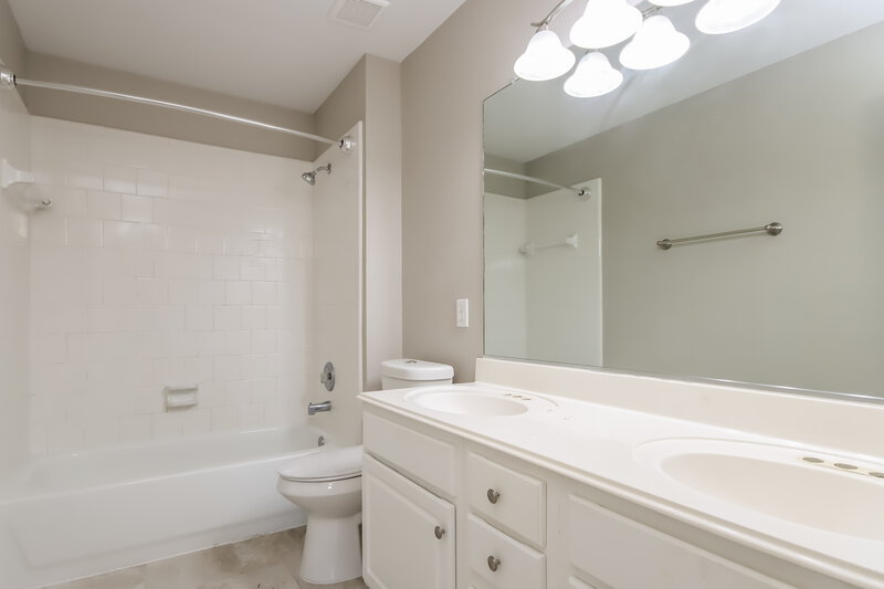 2,400/Mo, 9526 Bending Willow Ln Houston, TX 77064 Bathroom View