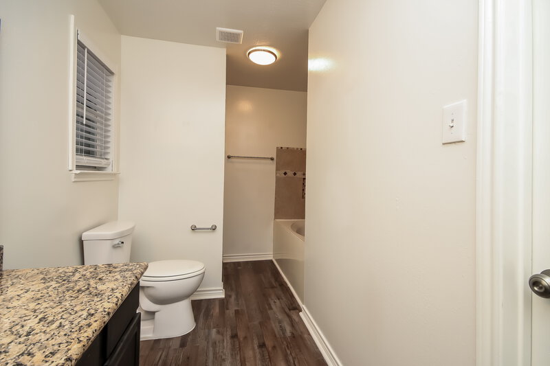2,160/Mo, 6615 Lower Arrow Dr Houston, TX 77086 Main Bathroom View