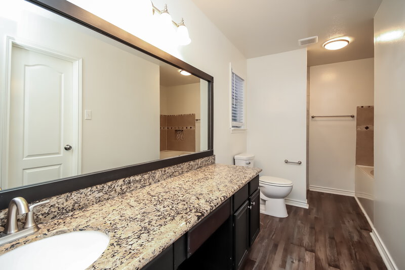 2,160/Mo, 6615 Lower Arrow Dr Houston, TX 77086 Main Bathroom View 2