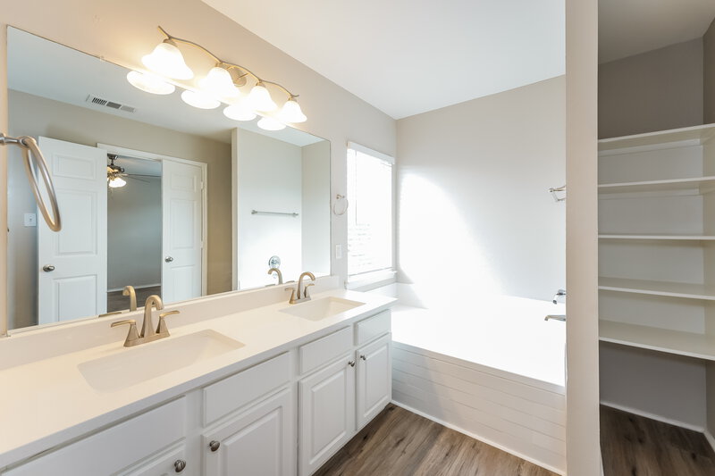 0/Mo, 17402 Heath Grove Ln Richmond, TX 77407 Main Bathroom View