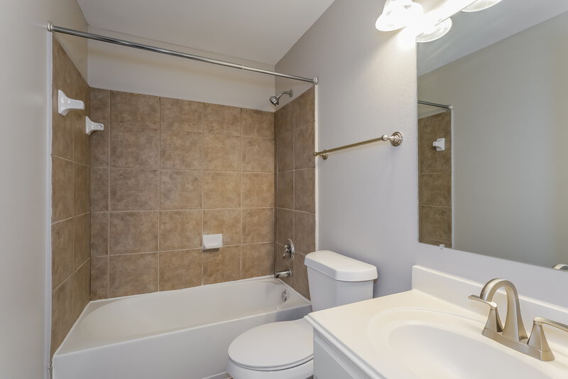 0/Mo, 17402 Heath Grove Ln Richmond, TX 77407 Main Bathroom View 2