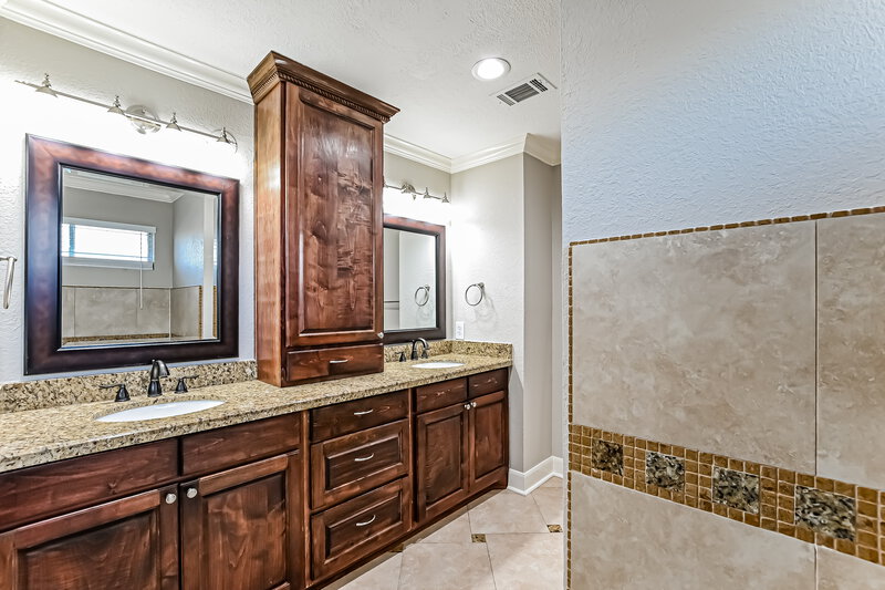 2,295/Mo, 16603 Bonny Ridge Ct Houston, TX 77053 Main Bathroom View