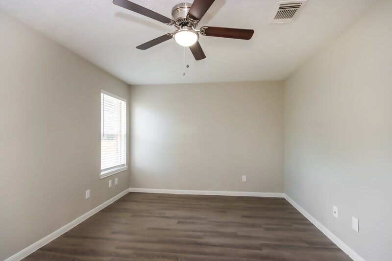 1,415/Mo, 1708 Tyler St Conroe, TX 77301 Main Bedroom View