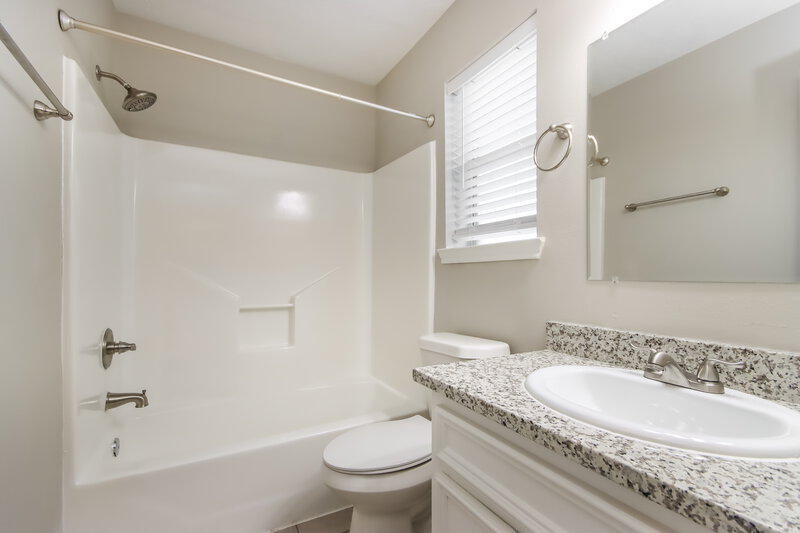 1,415/Mo, 1708 Tyler St Conroe, TX 77301 Main Bathroom View