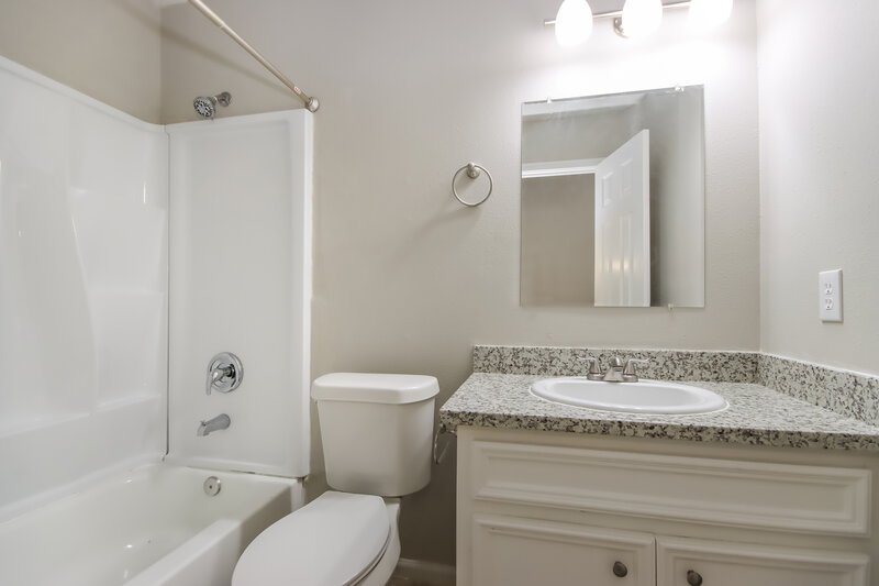 1,415/Mo, 1708 Tyler St Conroe, TX 77301 Bathroom View