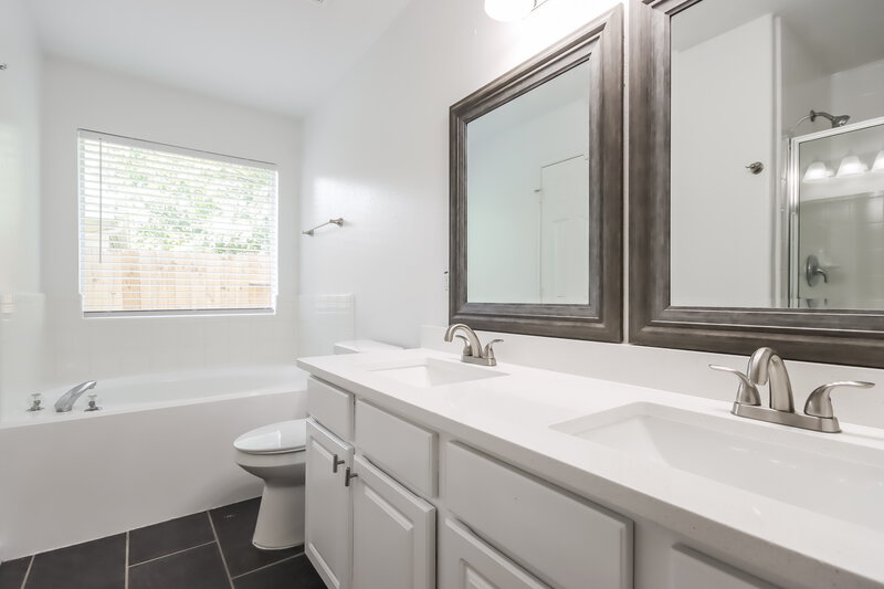 1,805/Mo, 1615 Trail Oaks Ct Humble, TX 77339 Main Bathroom View