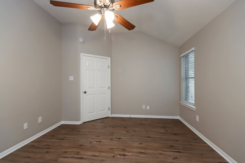 2,130/Mo, 590 Orangewood Dr Conroe, TX 77302 Main Bedroom View