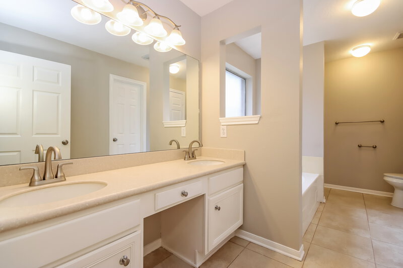 2,130/Mo, 590 Orangewood Dr Conroe, TX 77302 Main Bathroom View