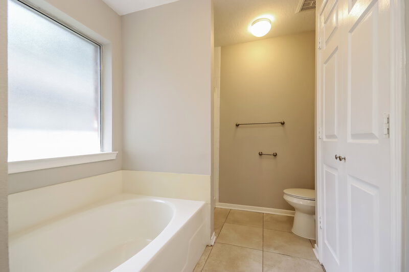 2,130/Mo, 590 Orangewood Dr Conroe, TX 77302 Main Bathroom View 2