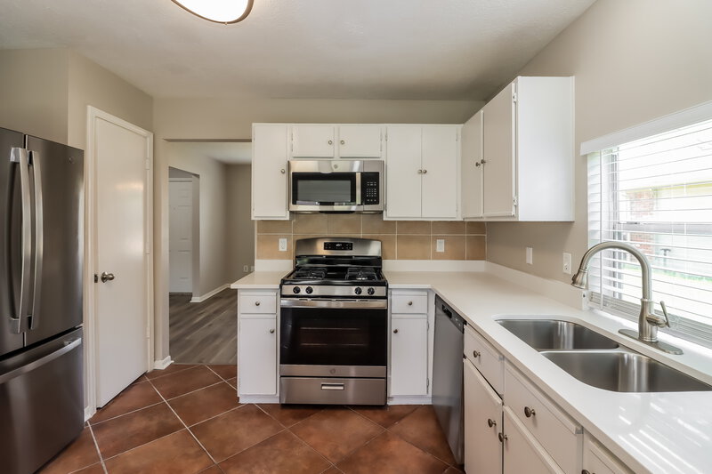 2,190/Mo, 16323 Rapidcreek Dr Houston, TX 77053 Kitchen View