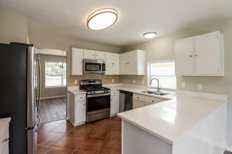 2,190/Mo, 16323 Rapidcreek Dr Houston, TX 77053 Kitchen View 2