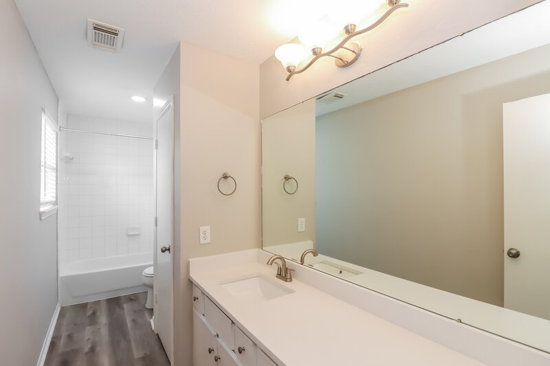 2,190/Mo, 16323 Rapidcreek Dr Houston, TX 77053 Main Bathroom View