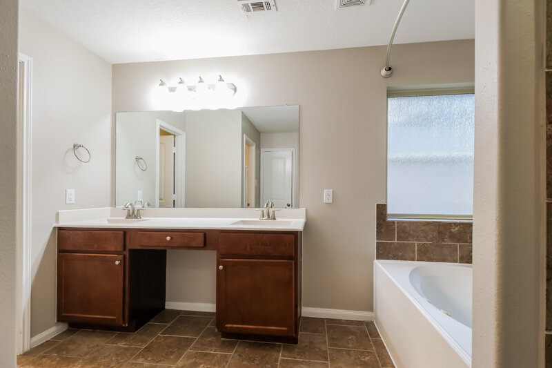 1,825/Mo, 226 Fantasy Ln Montgomery, TX 77356 Main Bathroom View 2