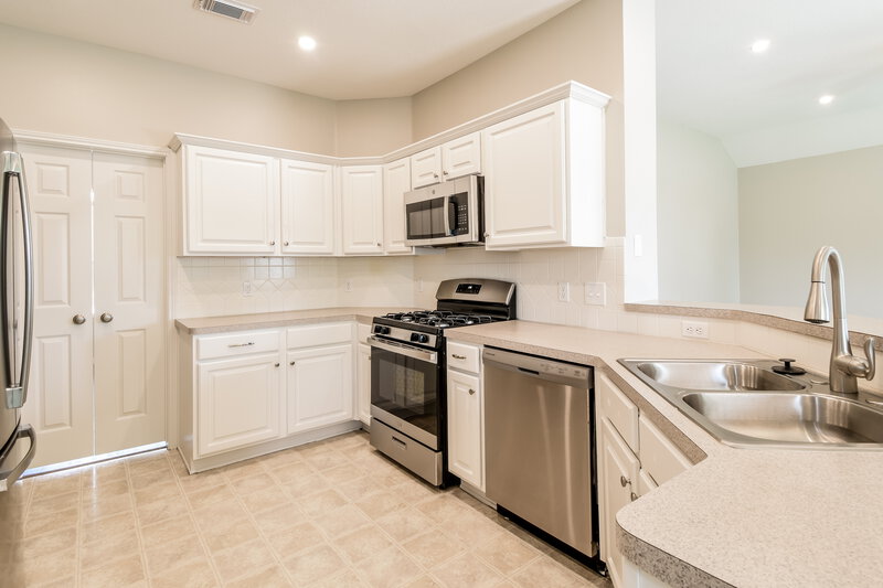 3,280/Mo, 403 Cedar Lake Dr League City, TX 77573 Kitchen View 2