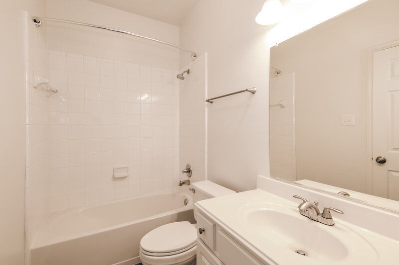 3,280/Mo, 403 Cedar Lake Dr League City, TX 77573 Bathroom View