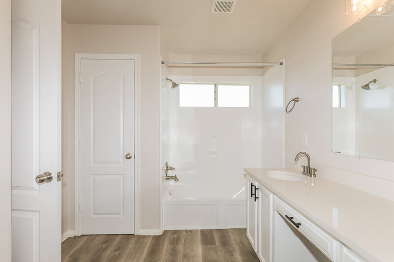 1,950/Mo, 19235 Anthurium Ct Katy, TX 77449 Main Bathroom View