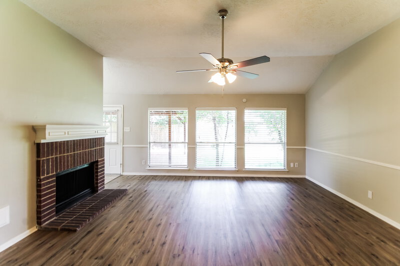 2,260/Mo, 2927 Waterloo Rd Pearland, TX 77581 Living Room View