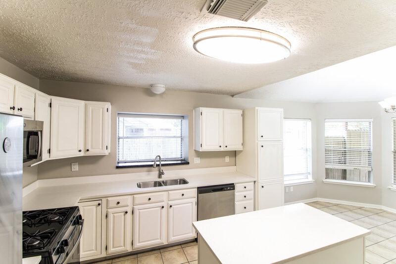 2,260/Mo, 2927 Waterloo Rd Pearland, TX 77581 Kitchen View