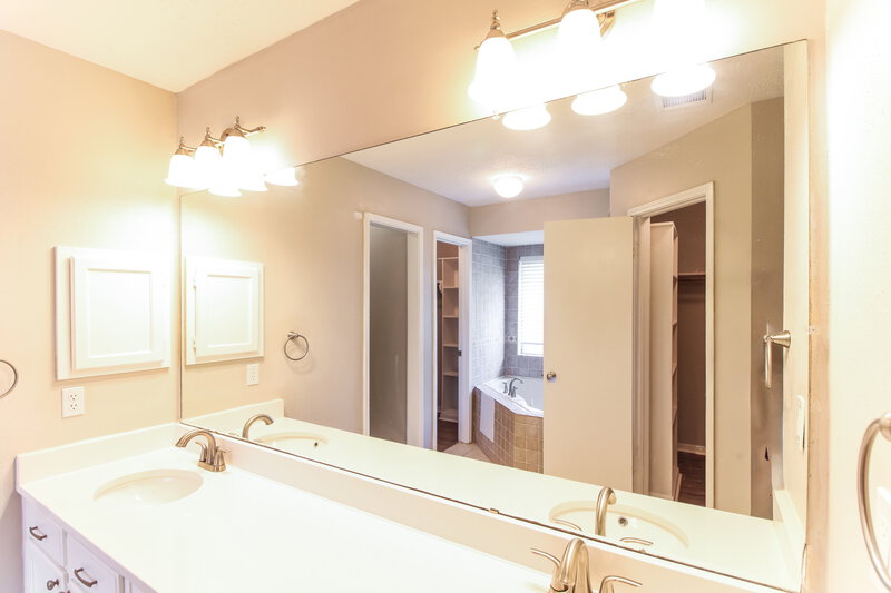 2,260/Mo, 2927 Waterloo Rd Pearland, TX 77581 Main Bathroom View