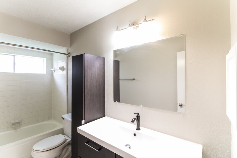2,260/Mo, 2927 Waterloo Rd Pearland, TX 77581 Bathroom View