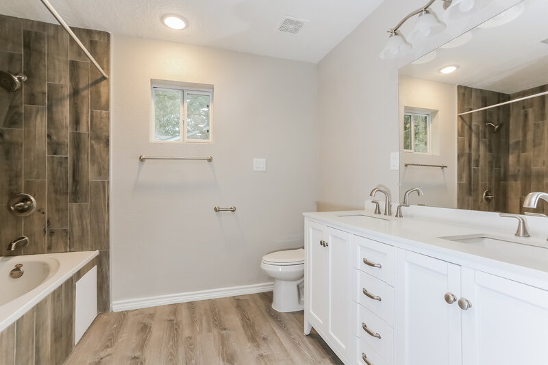 1,730/Mo, 16310 Ulysses St Crosby, TX 77532 Main Bathroom View