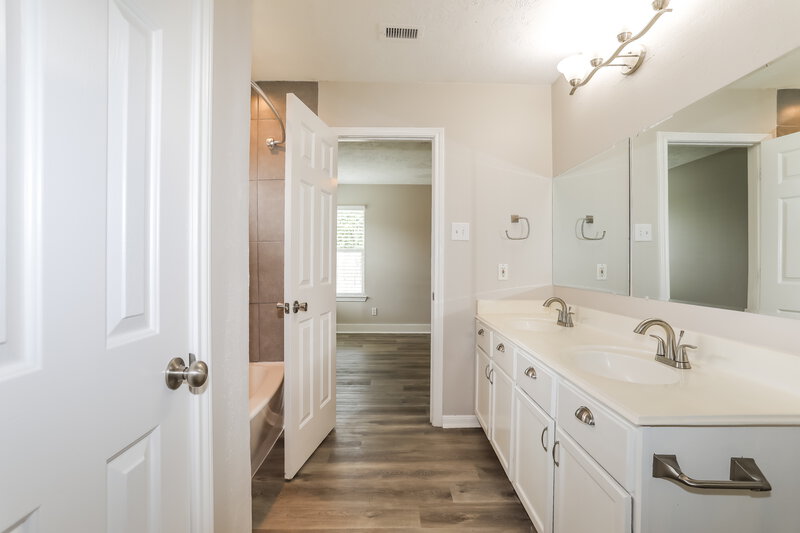 1,775/Mo, 32118 Decker Oaks Dr Pinehurst, TX 77362 Main Bathroom View 2