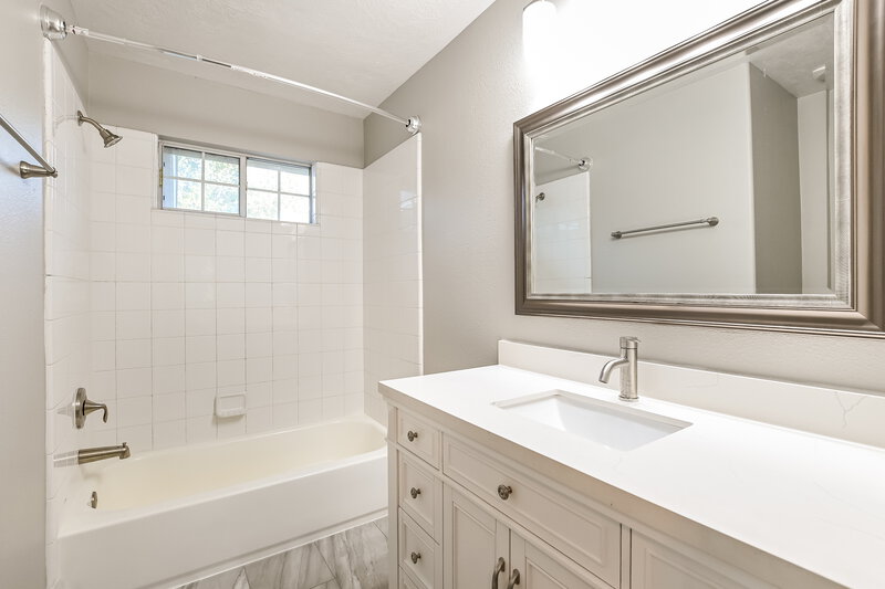 2,235/Mo, 13003 Garlenda Ln Houston, TX 77034 Main Bathroom View