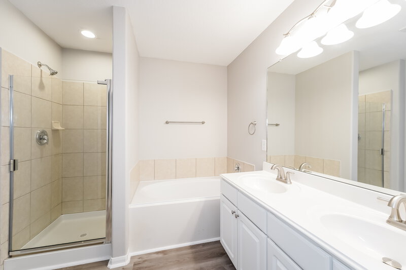 2,220/Mo, 9816 Lace Flower Way Conroe, TX 77385 Main Bathroom View