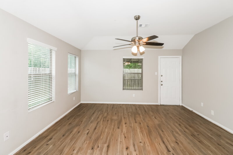 2,115/Mo, 376 Henry St Alvin, TX 77511 Living Room View
