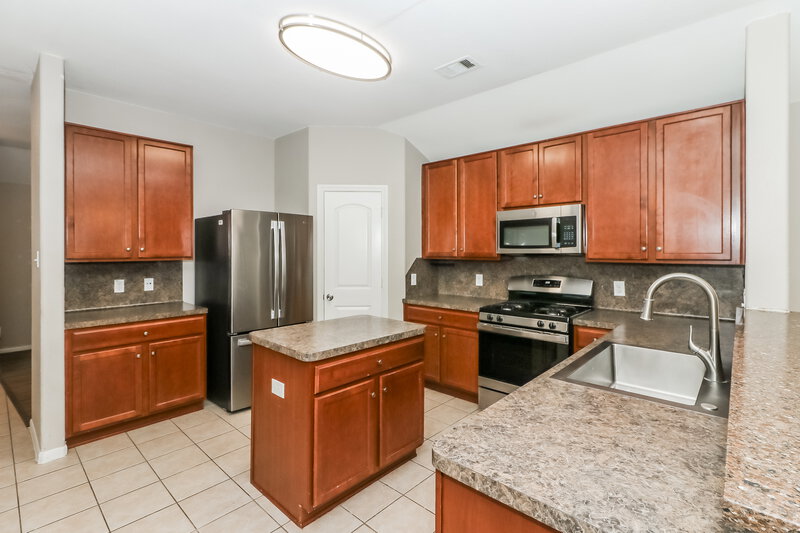 2,115/Mo, 376 Henry St Alvin, TX 77511 Kitchen View