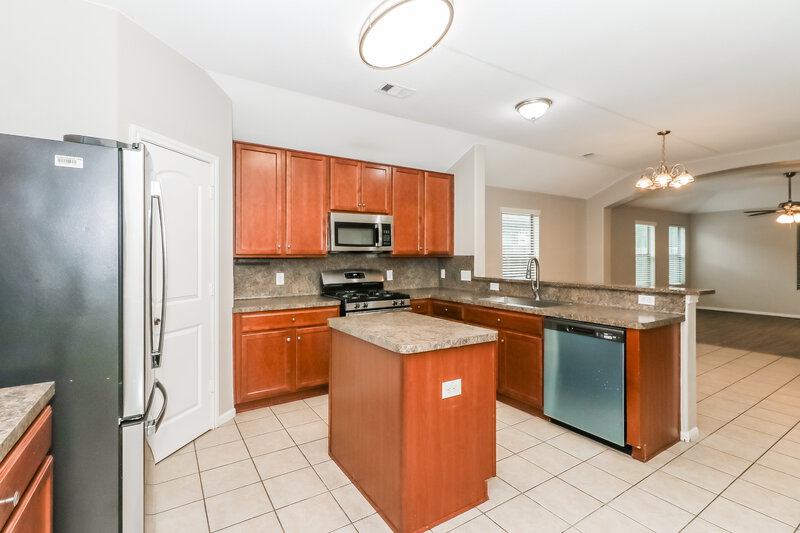 2,115/Mo, 376 Henry St Alvin, TX 77511 Kitchen View 2