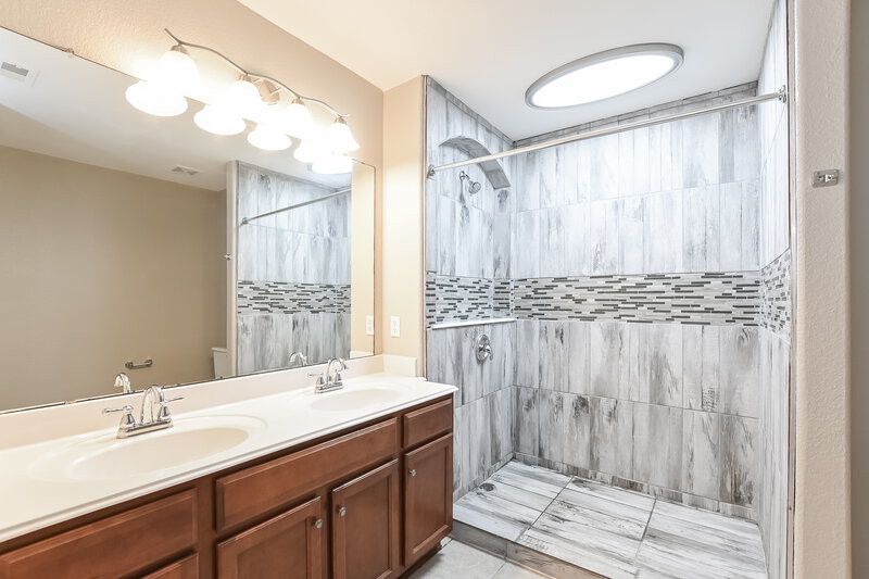 2,080/Mo, 376 Henry St Alvin, TX 77511 Main Bathroom View