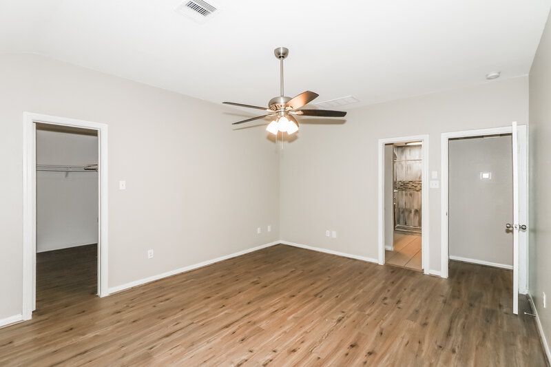2,115/Mo, 376 Henry St Alvin, TX 77511 Main Bedroom View 2