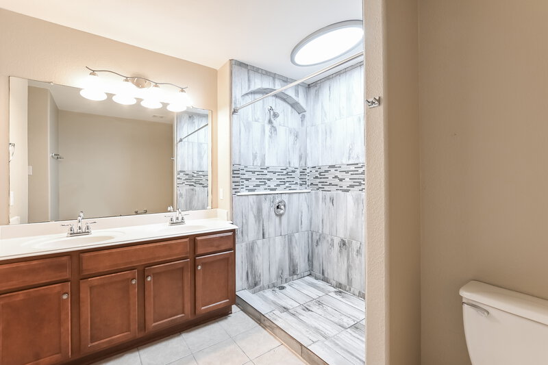 2,080/Mo, 376 Henry St Alvin, TX 77511 Main Bathroom View 2