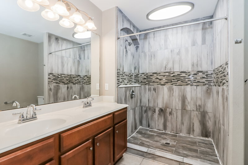 2,115/Mo, 376 Henry St Alvin, TX 77511 Main Bathroom View