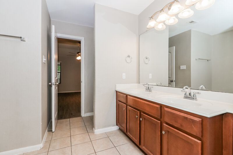 2,115/Mo, 376 Henry St Alvin, TX 77511 Main Bathroom View 2