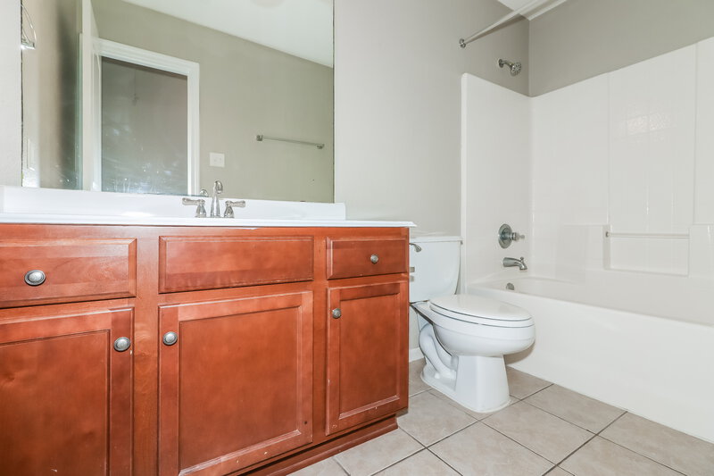 2,115/Mo, 376 Henry St Alvin, TX 77511 Bathroom View