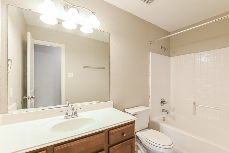 2,080/Mo, 376 Henry St Alvin, TX 77511 Bathroom View