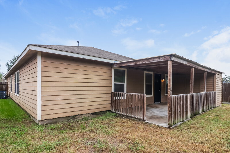2,115/Mo, 376 Henry St Alvin, TX 77511 Rear View 2