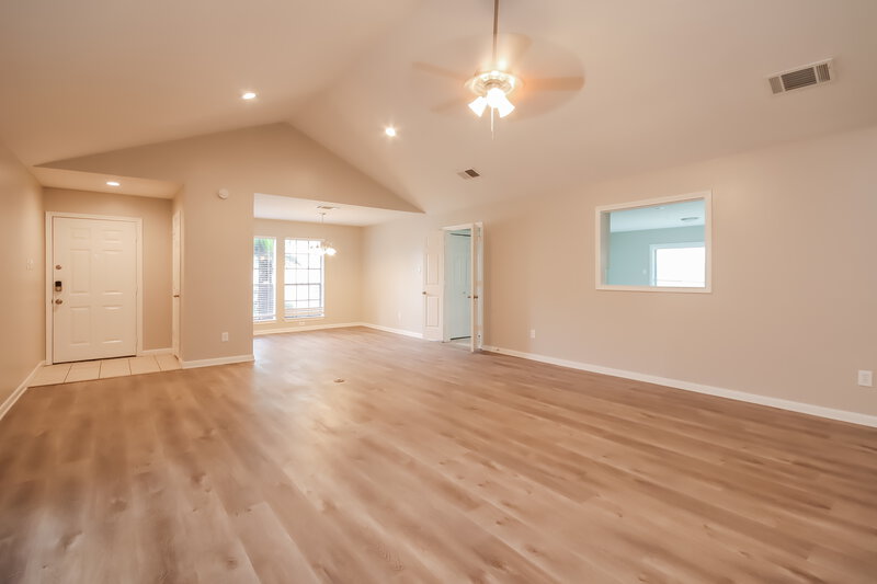 1,850/Mo, 2723 Ashford Trail Dr Houston, TX 77082 Living Room View 3