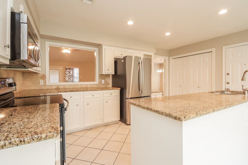 1,850/Mo, 2723 Ashford Trail Dr Houston, TX 77082 Kitchen View 2